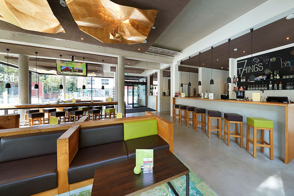 Bar, Lounge & Rezeption im 7THINGS - hotel & apartment
