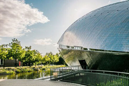 Universum Bremen bei gutem Wetter mit grünen Bäumen im Hintergrund